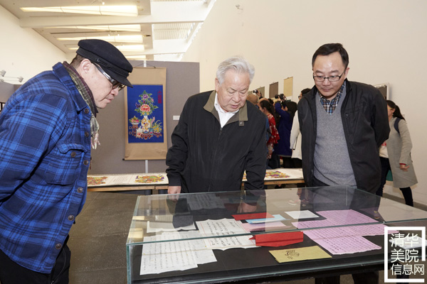 文化部部長雒樹剛在參觀非遺“研培計劃”試點成果匯報展時指出讓優秀傳統文化傳出去、活起來