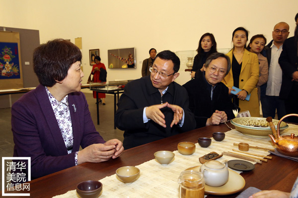 文化部部長雒樹剛在參觀非遺“研培計劃”試點成果匯報展時指出讓優秀傳統文化傳出去、活起來