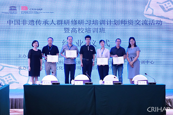 亞太中心在上海舉辦“中國非遺傳承人群研修研習培訓計劃師資交流活動暨高校培訓班”