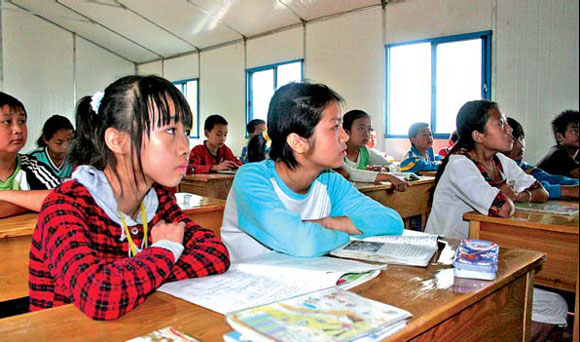 Kids back to school in quake-hit Wenxian
