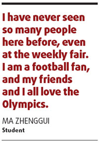 Hui people cheer on torch relay