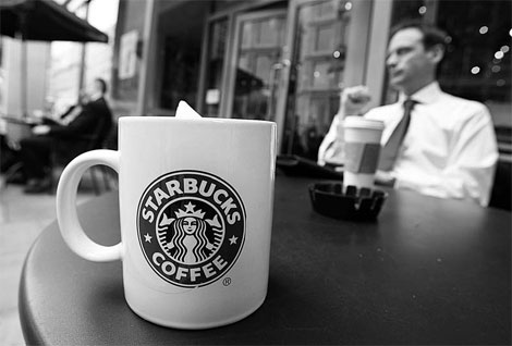 Starbucks lowers 2009 forecast