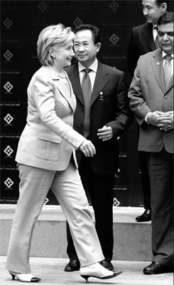 Clinton pushes DPRK on nukes