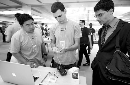 iPhone helps Apple defy US recession