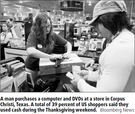 Thanksgiving shoppers shun plastic