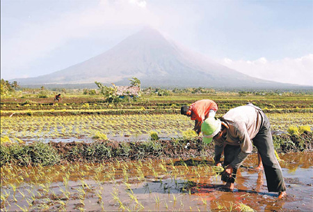 Filipino troops nudge holdouts from volcano