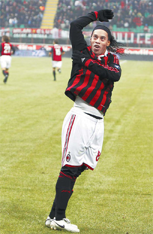 Ronaldinho feels the love at AC Milan