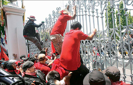 Thai PM declares emergency