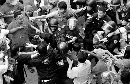 Thai red shirts gather after botched arrests
