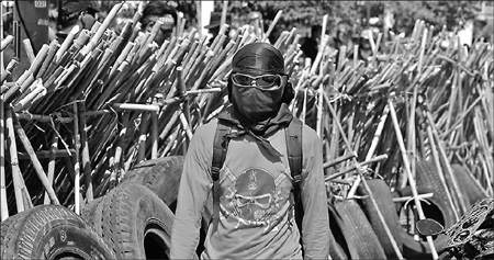 Thai 'red shirts' call off march on business area