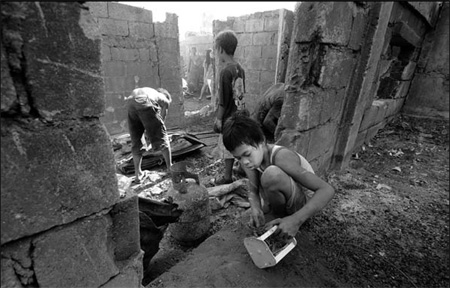 Manila slum fire claims one, thousands homeless