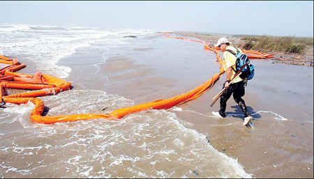 Fishing closed as oil spill's impact measured in billions