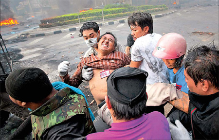 Bangkok drops curfew, 'crackdown to go on'