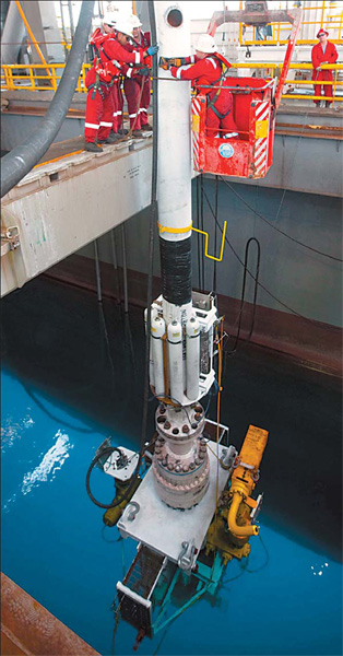 BP affixes new cap on leaking Gulf well