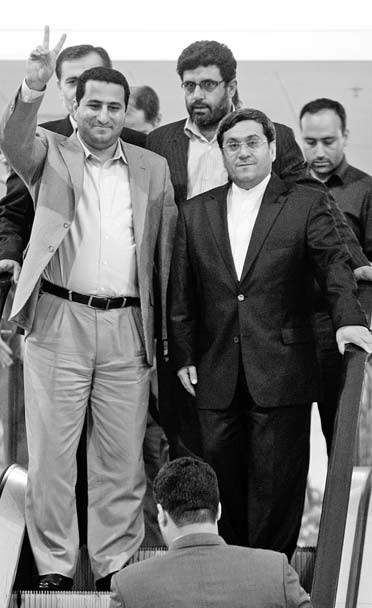 Iranian scientist returns home to warm welcome