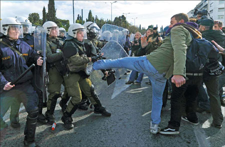 EU 'will solve its debt crisis'