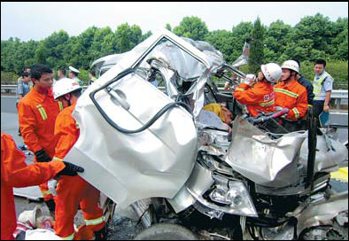 12 people die when van crashes into back of parked truck in Sichuan