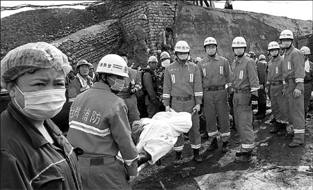 Coal mine cable car plunges, killing 20