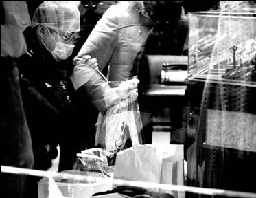 Jewelry store robbers flee into the fog