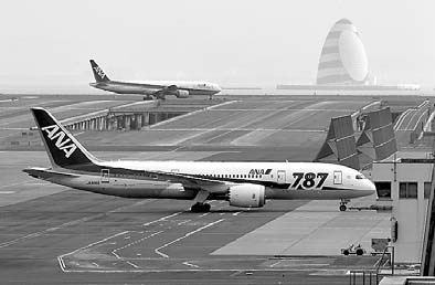 Japanese airlines ground Dreamliners