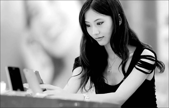 Mobile apps chip away at SMS