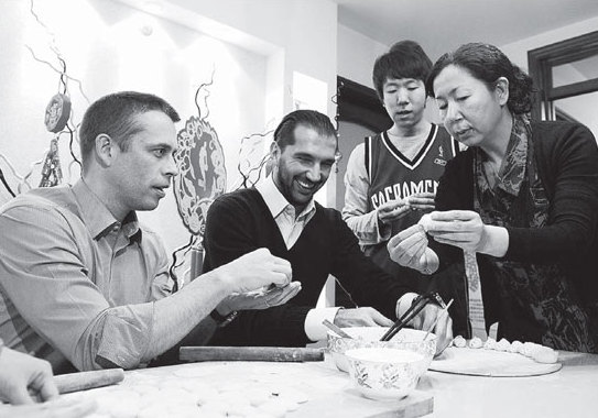 Former NBA star enjoys Chinese New Year at fan's home