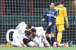 Tottenham survives Inter scare; Torres saves Chelsea