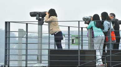 Curious tourists still head to border despite threats