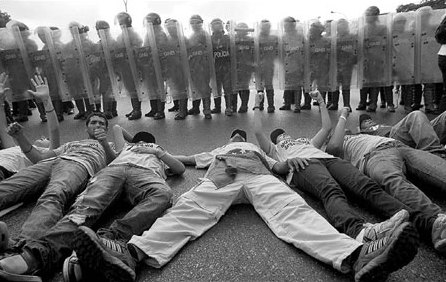 Venezuelan rivals rally supporters