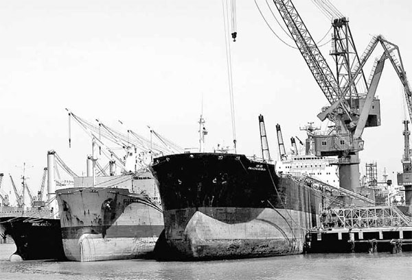 COSCO shipyard joint venture to close, as losses mounting