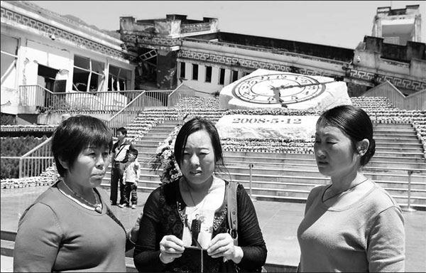 Time heals but does not erase memories