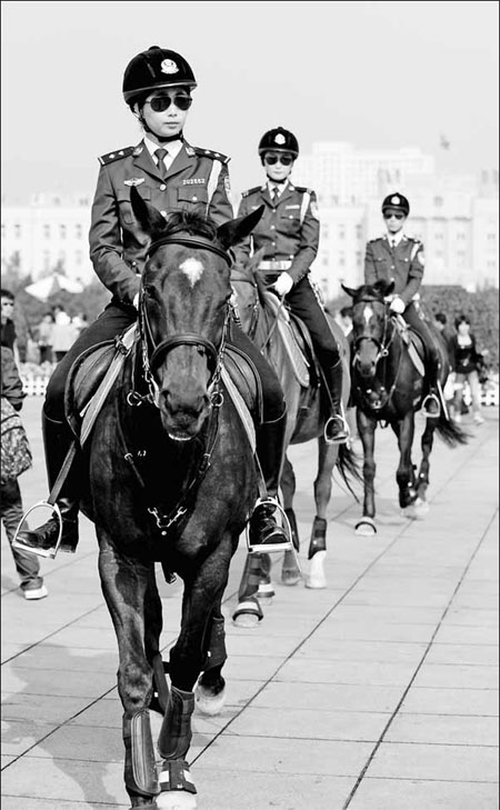 Dalian mounted police should be unsaddled: retired officer