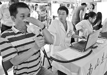 Officials urged to help smokers kick habit