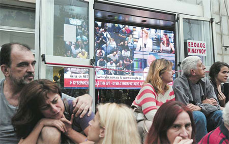 Greeks strike over TV shutdown