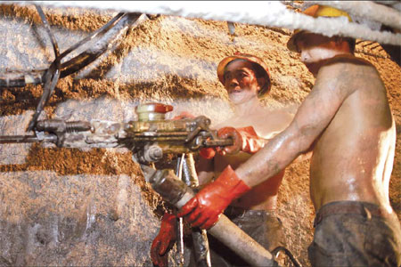 Tunnel builders sweat it out on new rail line