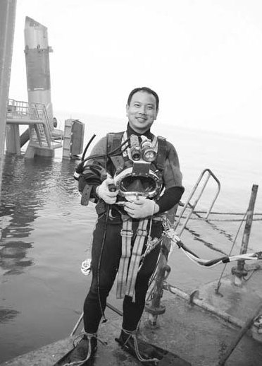 'Frogman' loves high risk job deep down below