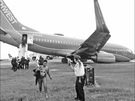 Official: 10 hurt as landing gear collapses at New York airport