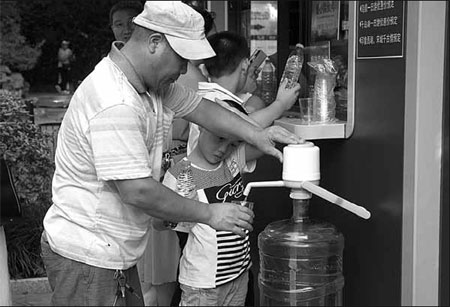 Program doles out free water to keep workers, tourists cool