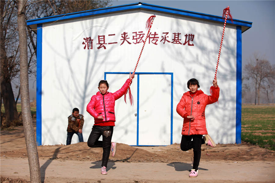 Preserving Erjiaxian opera in Hua county