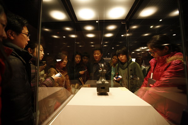 Ceramic, bronze and silk shown in Beijing