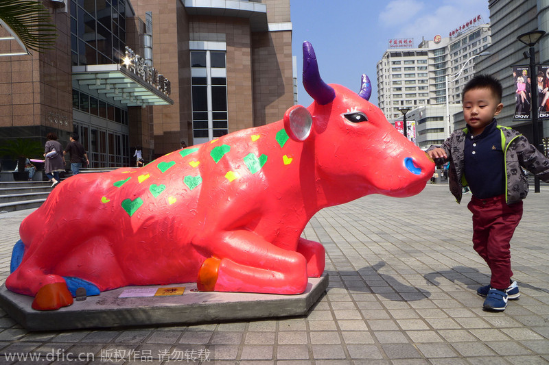 Artistic cow sculptures decorate Shanghai