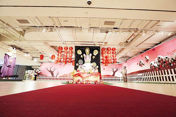 Eclectic artist brings exhibit to Chinese mainland