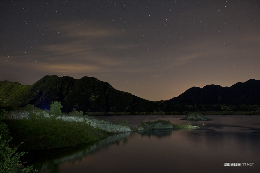 Photographer captures Great Wall at night