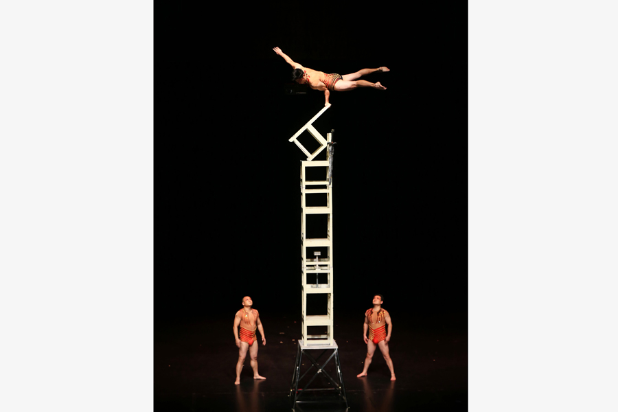 Chinese acrobatic art theatre performs in Canada