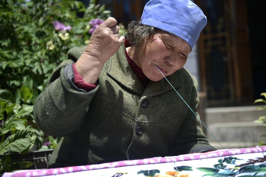 Intangible cultural heritage successor makes embroidery works