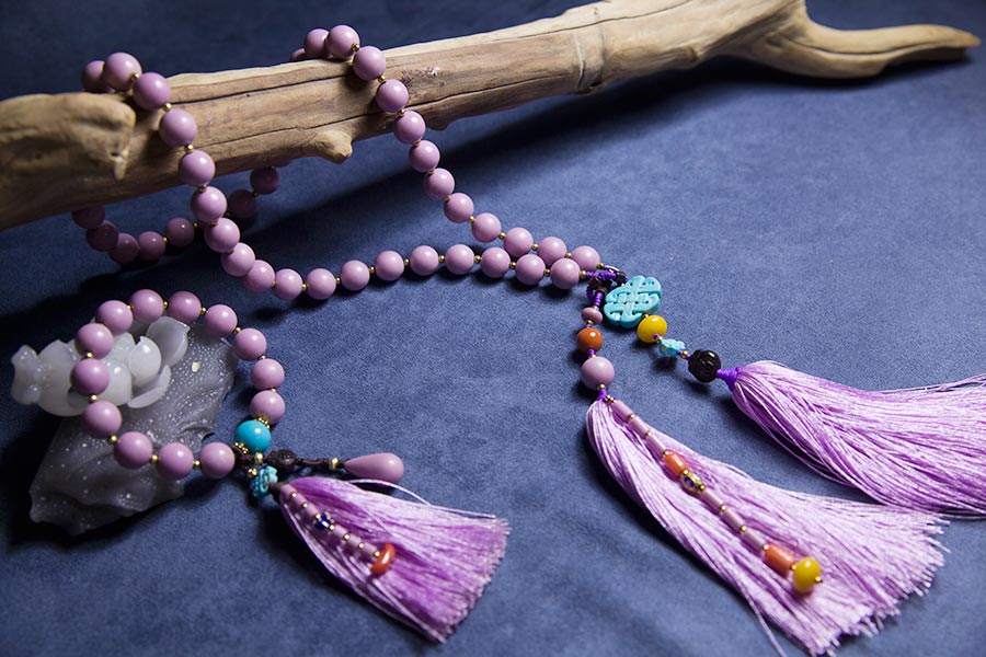 Urumqi jeweler showcases Hetian jade creations in Beijing