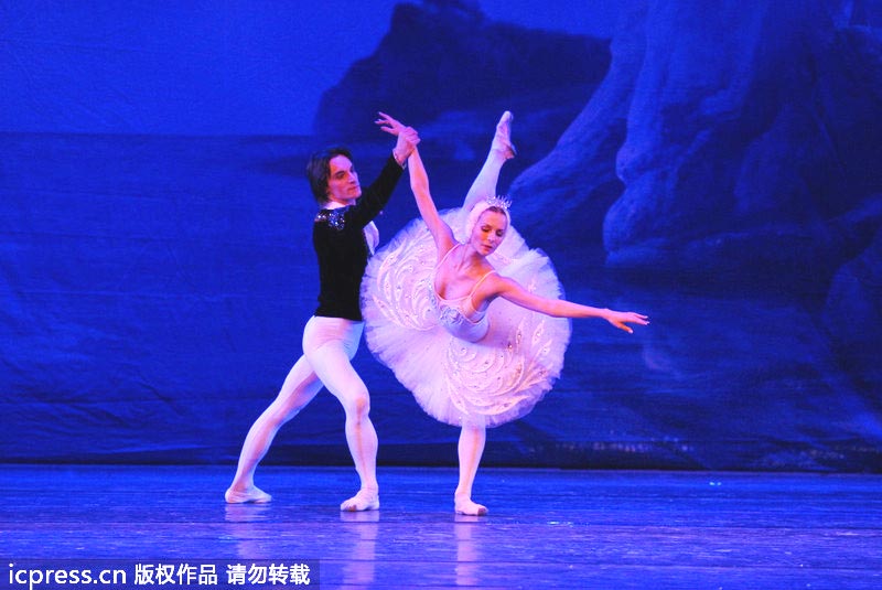 Ukraine ballet troupe brings Swan Lake to Nanning