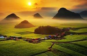 Hani women rehearse for folk dance