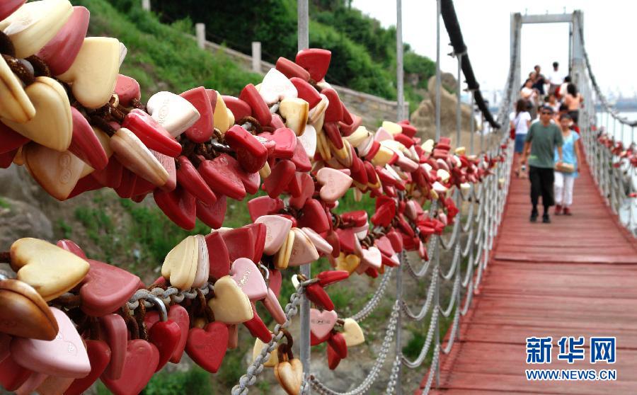 Love locks around China