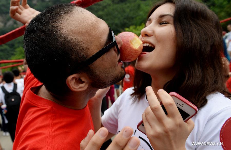 Lovers from silk road countries gather at Shaanxi's Shaohuashan Mountain